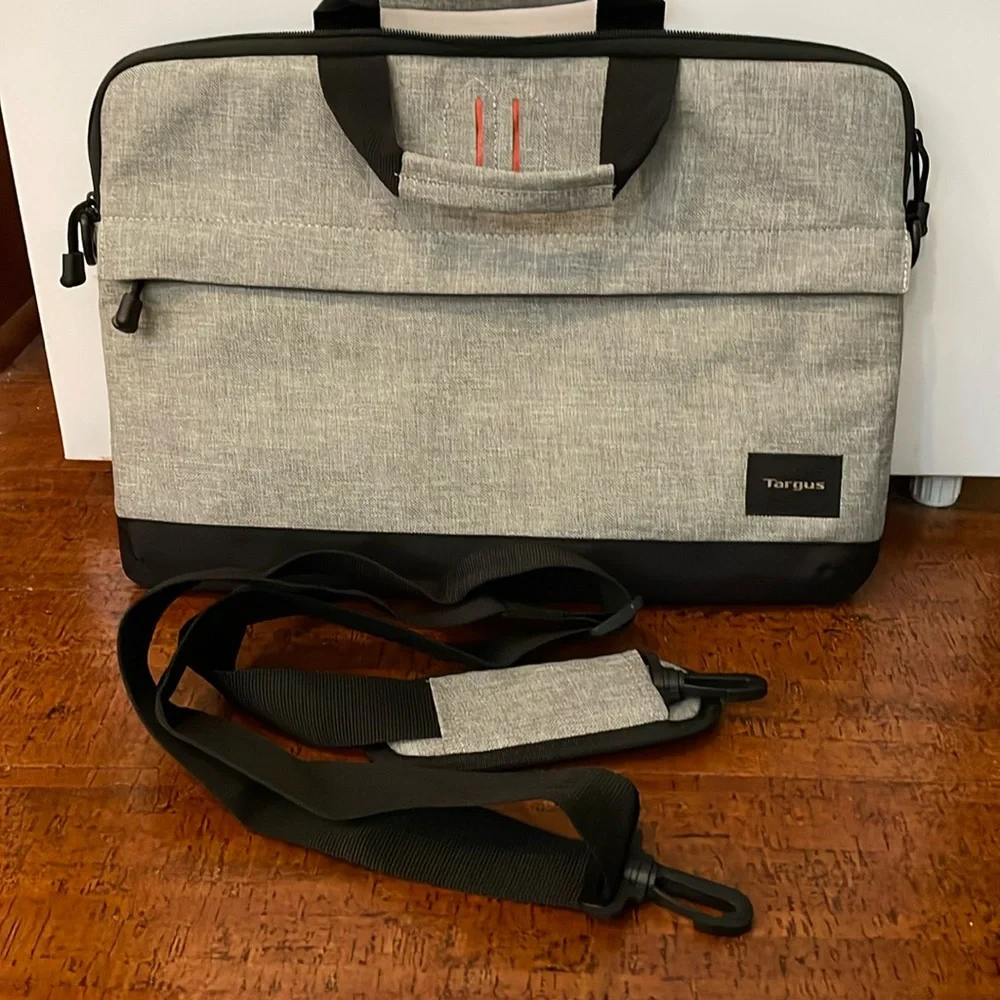 NWOT STRATA 15.6 laptop padded case with removable adjustable strap
